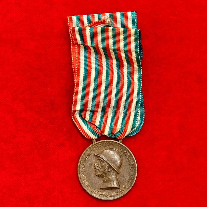 Medaglia Unità d'Italia V.E.III coniata nel bronzo nemico 1918