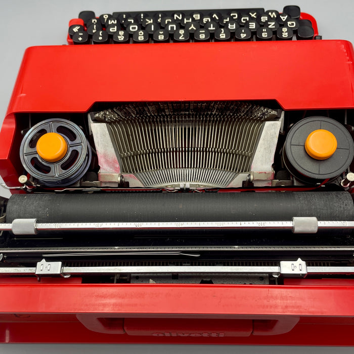 Olivetti Valentine rossa macchina scrivere design E. Sottsass 1969