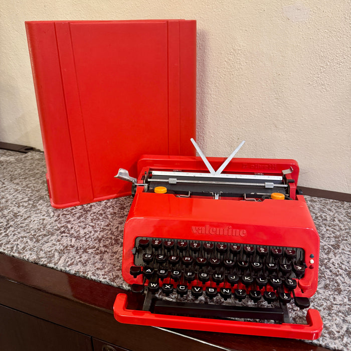 Olivetti Valentine rossa macchina scrivere design E. Sottsass 1969