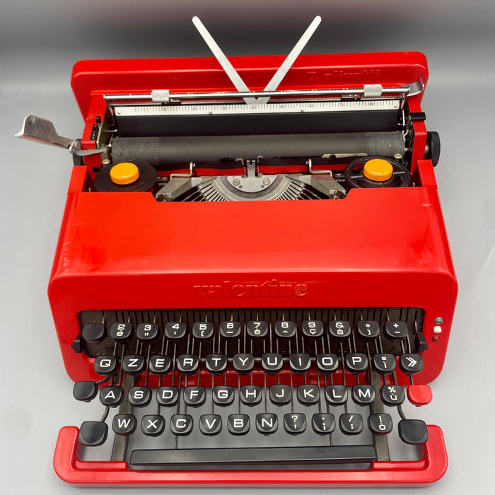 Olivetti Valentine rossa macchina scrivere design E. Sottsass 1969