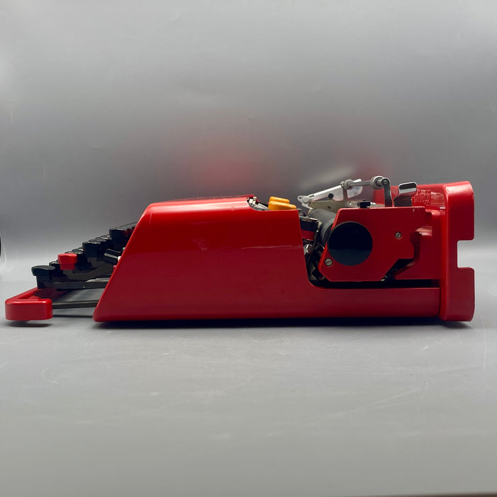 Olivetti Valentine rossa macchina scrivere design E. Sottsass 1969