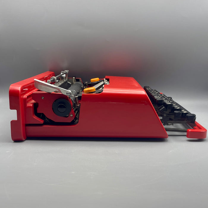 Olivetti Valentine rossa macchina scrivere design E. Sottsass 1969