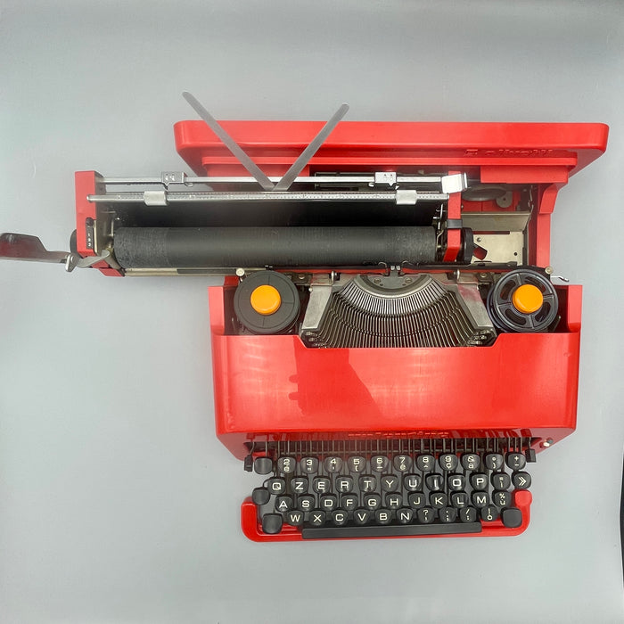 Olivetti Valentine rossa macchina scrivere design E. Sottsass 1969