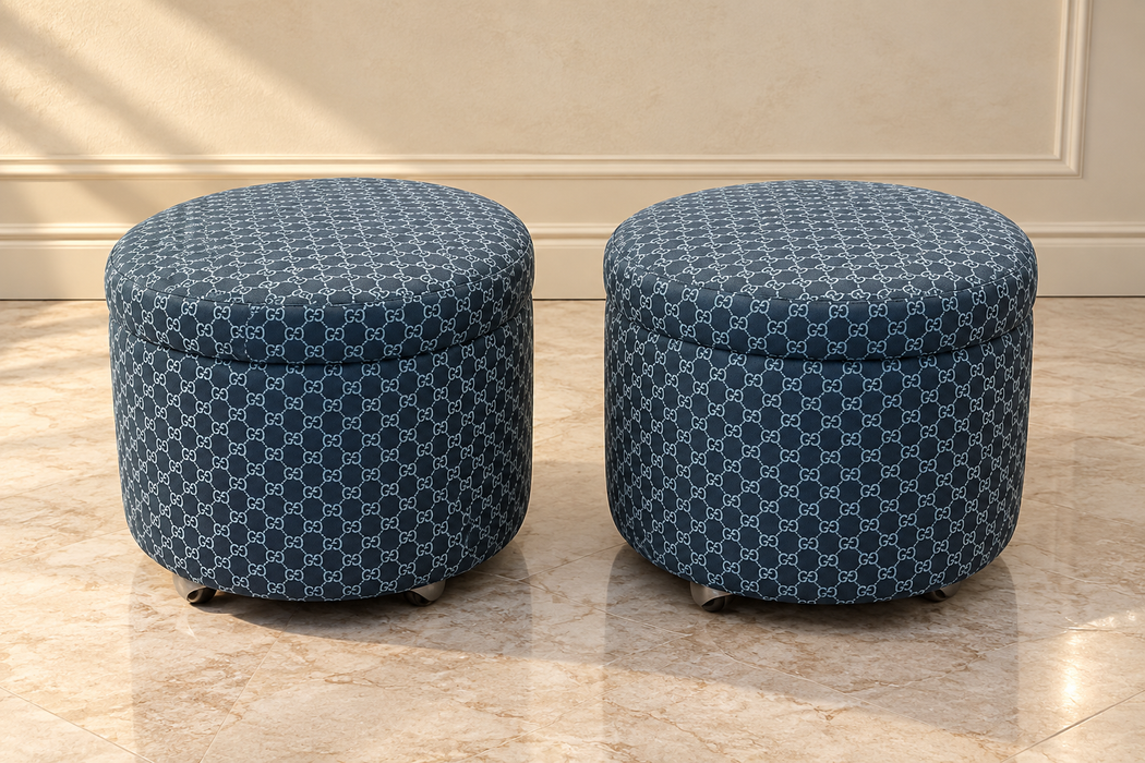Coppia pouf poggiapiedi Gucci blu GG jacquard con ruote ritappezzati 1970 ca