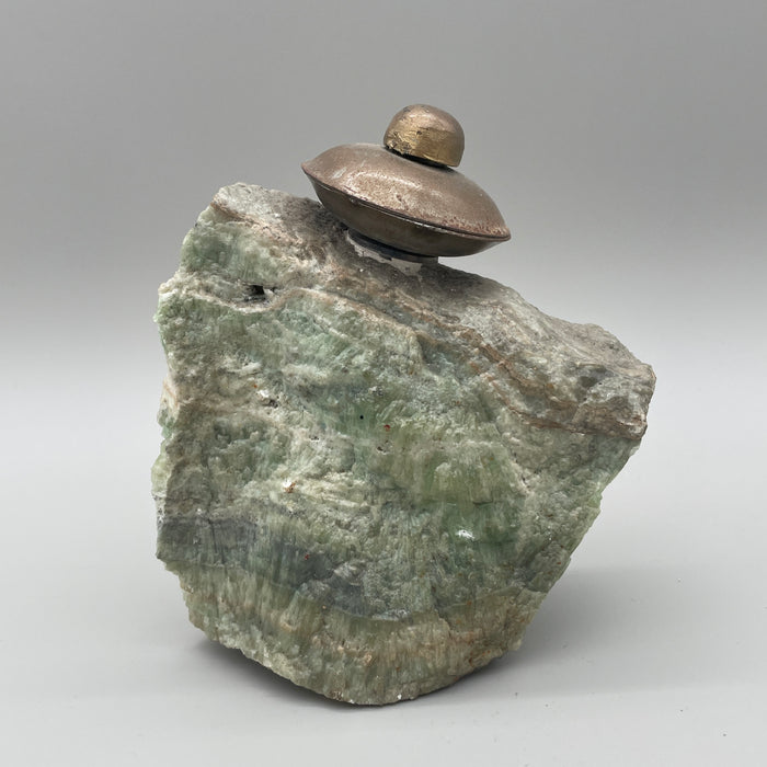 Federico Bocci - "Disco volante su roccia" - scultura ottone & roccia - 2020 ca