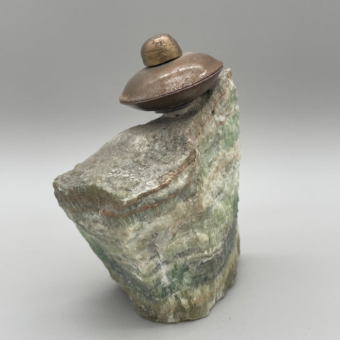 Federico Bocci - "Disco volante su roccia" - scultura ottone & roccia - 2020 ca