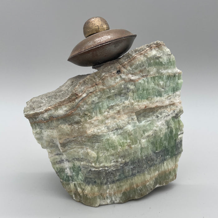 Federico Bocci - "Disco volante su roccia" - scultura ottone & roccia - 2020 ca