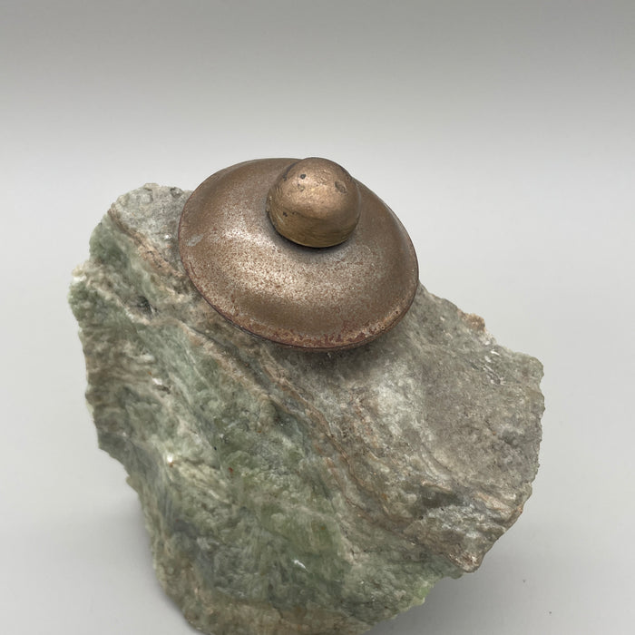 Federico Bocci - "Disco volante su roccia" - scultura ottone & roccia - 2020 ca