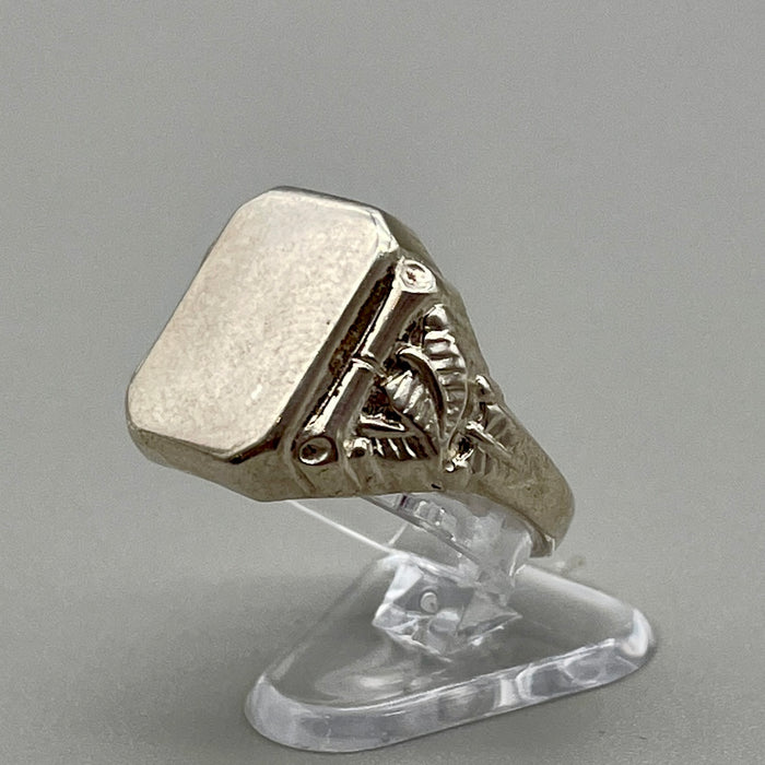 Anello sigillo rettangolare con decori in argento 925 anno 2020 ca