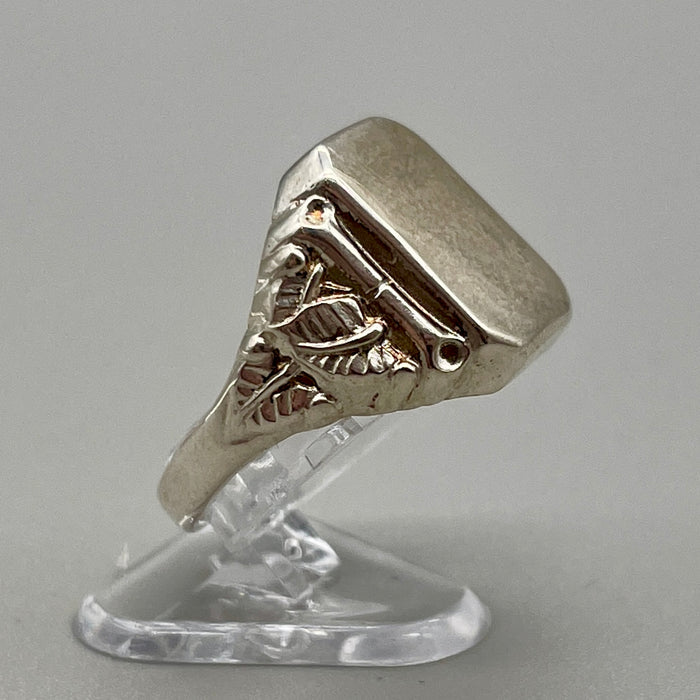 Anello sigillo rettangolare con decori in argento 925 anno 2020 ca