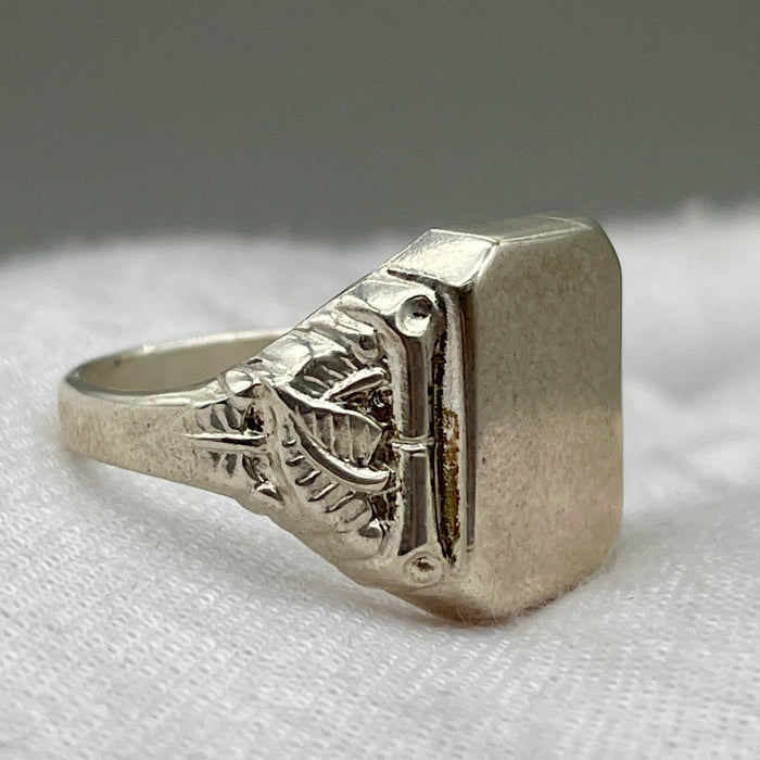 Anello sigillo rettangolare con decori in argento 925 anno 2020 ca