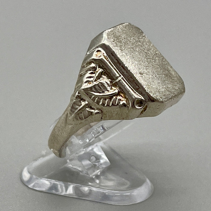 Anello sigillo rettangolare con decori in argento 925 anno 2020 ca