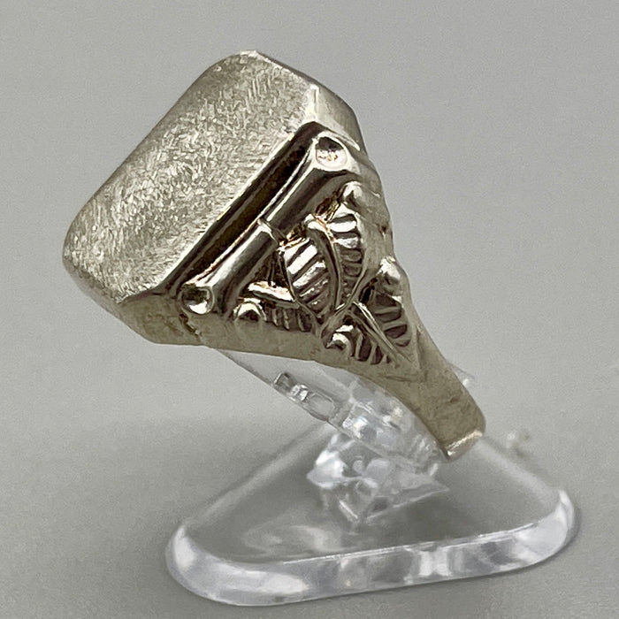 Anello sigillo rettangolare con decori in argento 925 anno 2020 ca