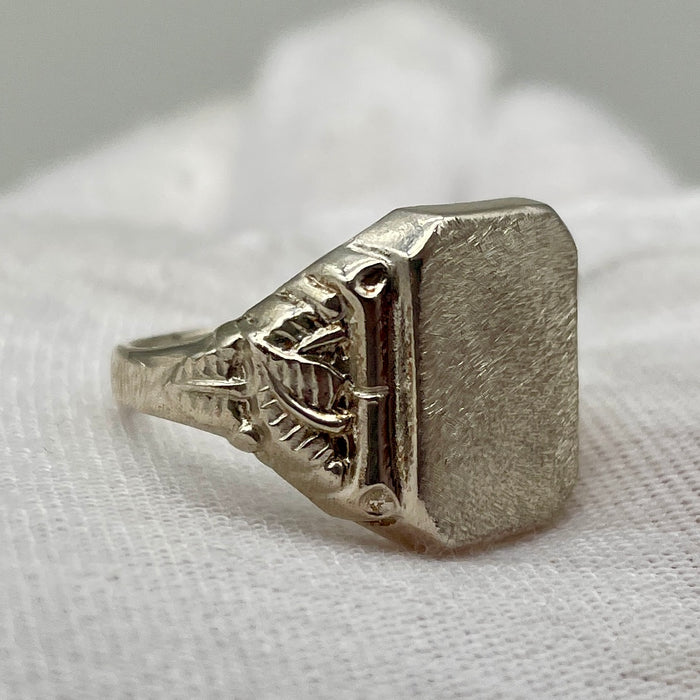 Anello sigillo rettangolare con decori in argento 925 anno 2020 ca