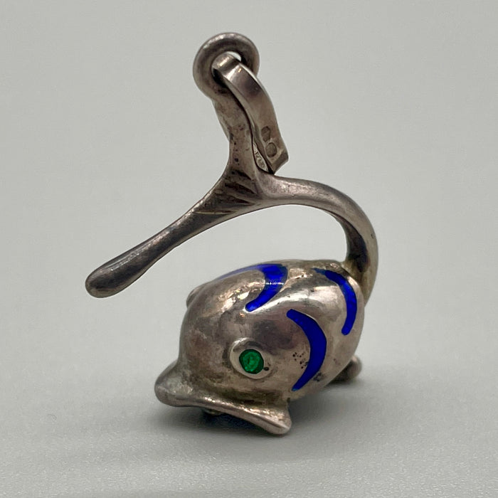 Pendente a forma di delfino in argento 925 e smalti 1990 ca