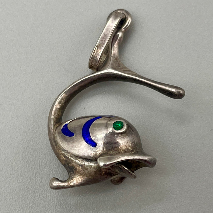 Pendente a forma di delfino in argento 925 e smalti 1990 ca