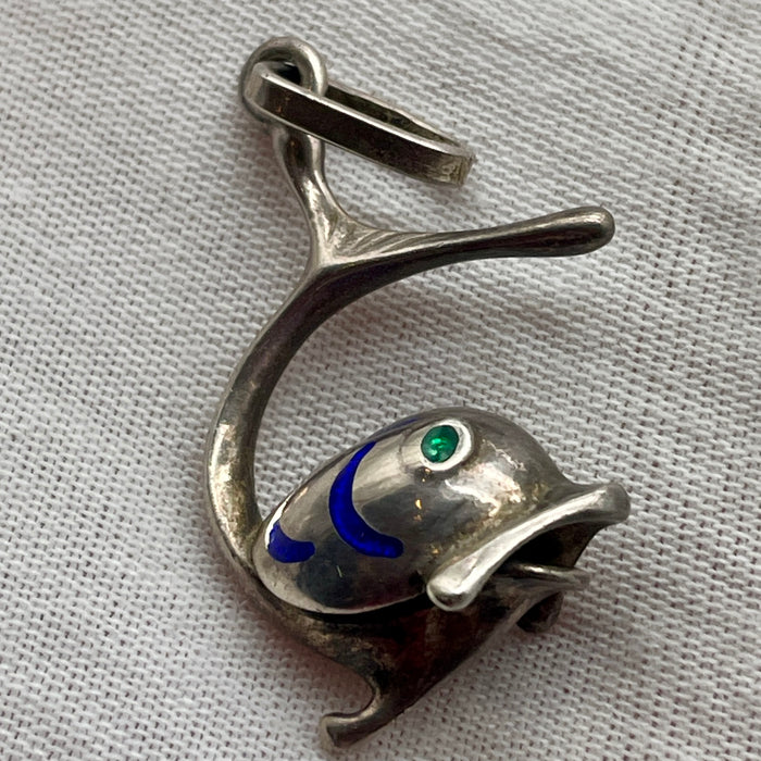Pendente a forma di delfino in argento 925 e smalti 1990 ca