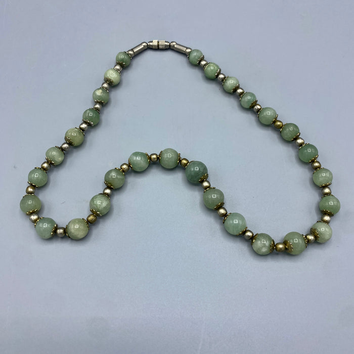 Collana etnica a perle di giada e metallo 1970 ca