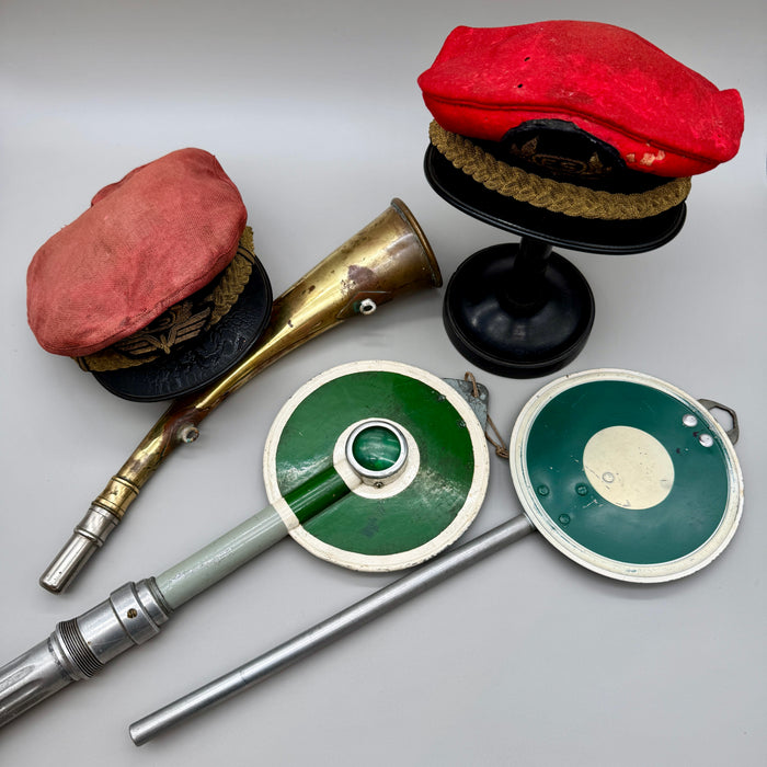 Lotto Ferroviere FS Italia palette cappelli corno fischetto metà XX sec.