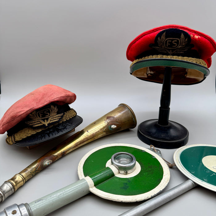 Lotto Ferroviere FS Italia palette cappelli corno fischetto metà XX sec.