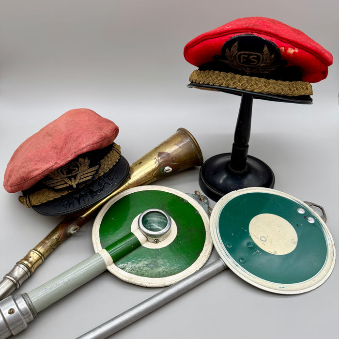 Lotto Ferroviere FS Italia palette cappelli corno fischetto metà XX sec.