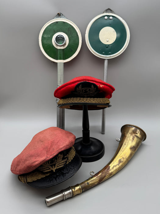 Lotto Ferroviere FS Italia palette cappelli corno fischetto metà XX sec.