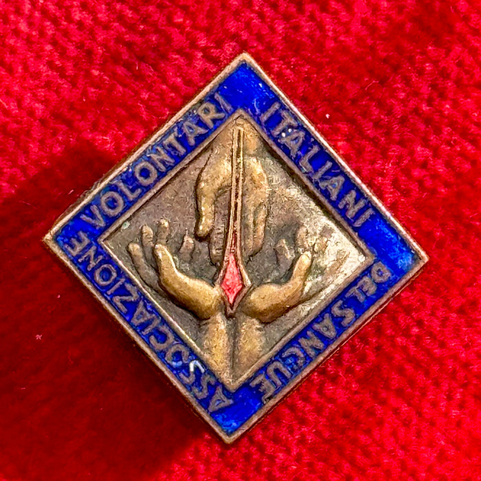 Distintivo AVIS Associazione Nazionale Volontari del Sangue smaltato 1950 ca
