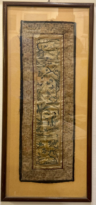 Pannello ricamato in seta e fili d'oro in cornice Cina inizio XX sec.