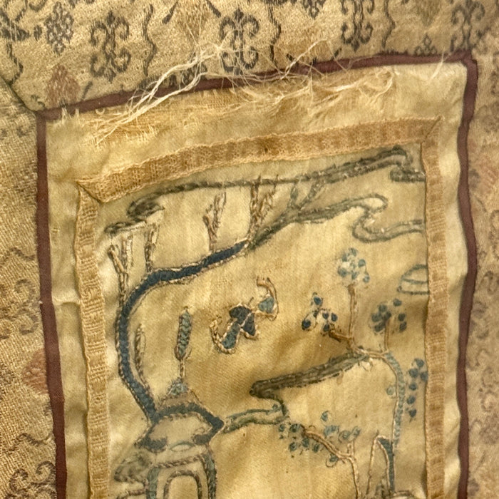 Pannello ricamato in seta e fili d'oro in cornice Cina inizio XX sec.