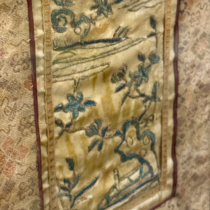 Pannello ricamato in seta e fili d'oro in cornice Cina inizio XX sec.
