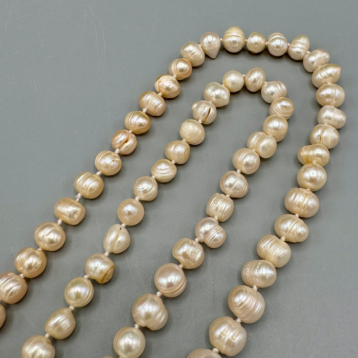 COLLANA DI PERLE Collana composta da tre fili di perle di acqua dolce COLLANA DI PERLE Collana composta da tre fili di perle di acqua dolce