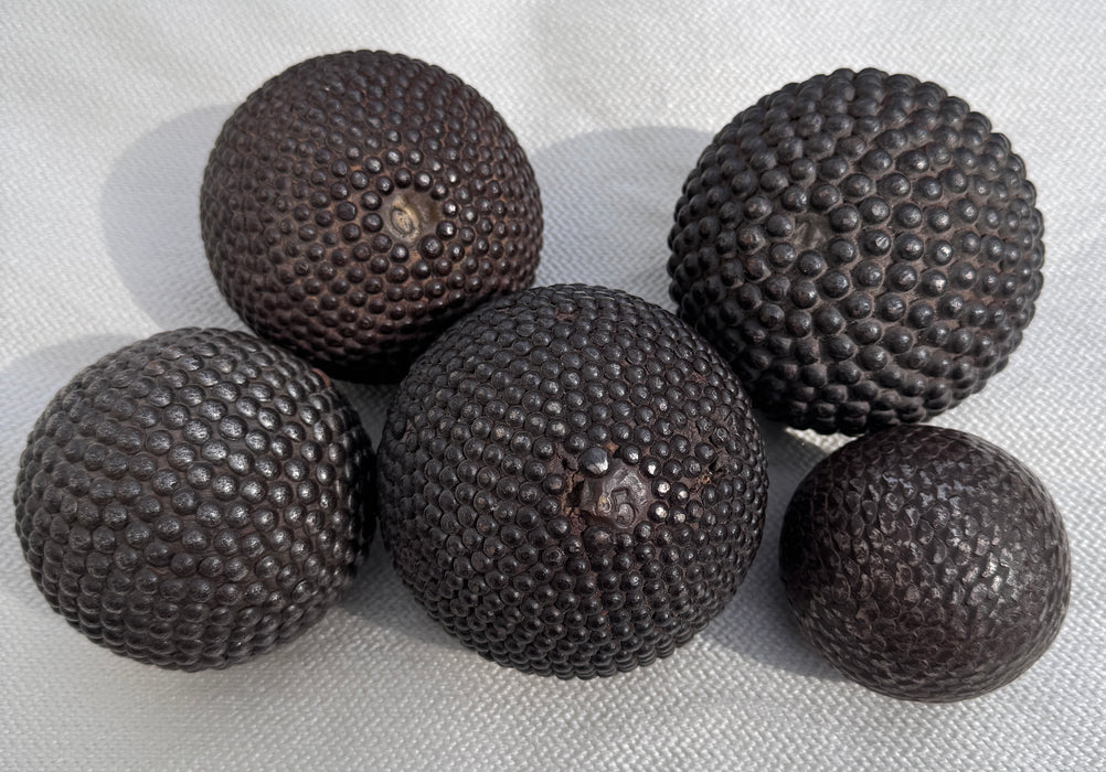 Bocce in legno chiodato Boules de Pétanques decorate numerate Francia fine XIX sec.