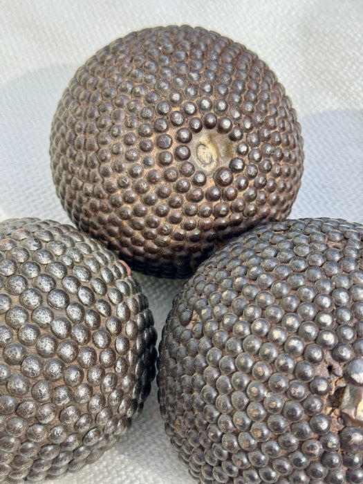 Bocce in legno chiodato Boules de Pétanques decorate numerate Francia fine XIX sec.
