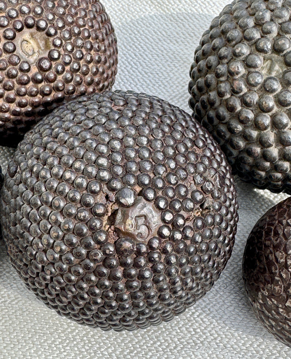 Bocce in legno chiodato Boules de Pétanques decorate numerate Francia fine XIX sec.