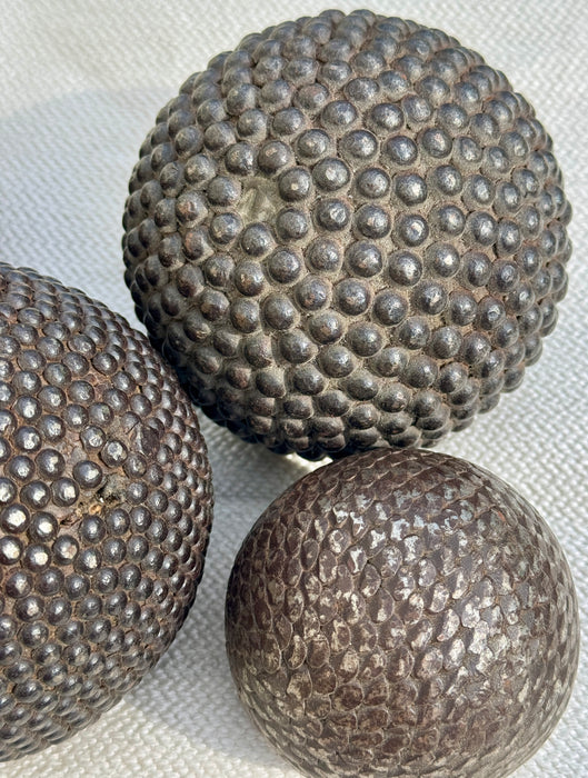 Bocce in legno chiodato Boules de Pétanques decorate numerate Francia fine XIX sec.