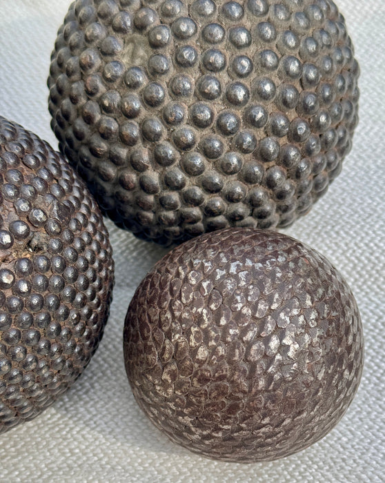Bocce in legno chiodato Boules de Pétanques decorate numerate Francia fine XIX sec.