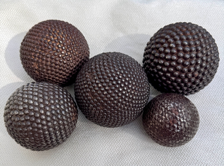 Bocce in legno chiodato Boules de Pétanques decorate numerate Francia fine XIX sec.