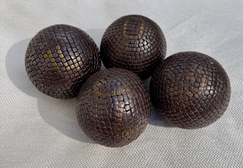 Bocce in legno chiodato Boules de Pétanques decorate oro numerate Francia fine XIX sec.