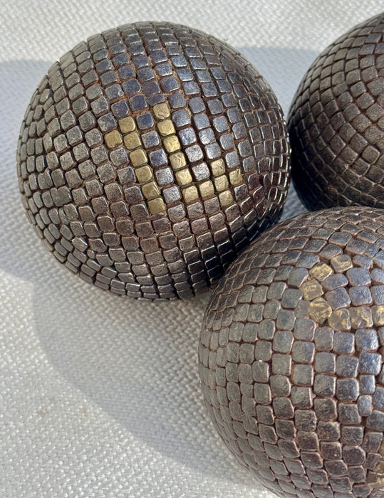 Bocce in legno chiodato Boules de Pétanques decorate oro numerate Francia fine XIX sec.