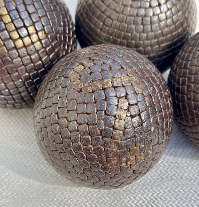 Bocce in legno chiodato Boules de Pétanques decorate oro numerate Francia fine XIX sec.