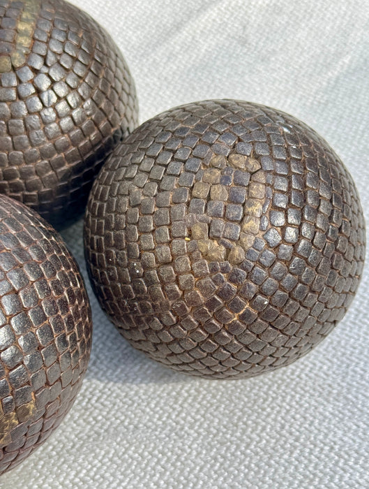 Bocce in legno chiodato Boules de Pétanques decorate oro numerate Francia fine XIX sec.