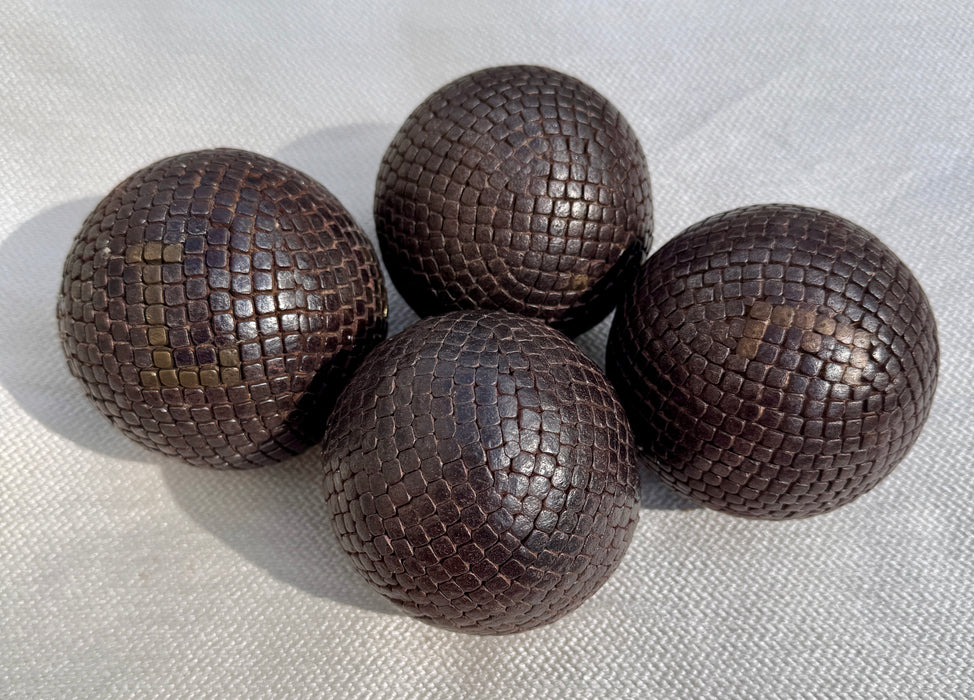 Bocce in legno chiodato Boules de Pétanques decorate oro numerate Francia fine XIX sec.