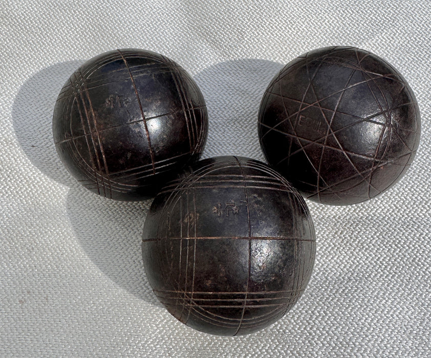 Bocce in ferro da competizione Boules de Pétanques decorate Francia inizio XX sec.