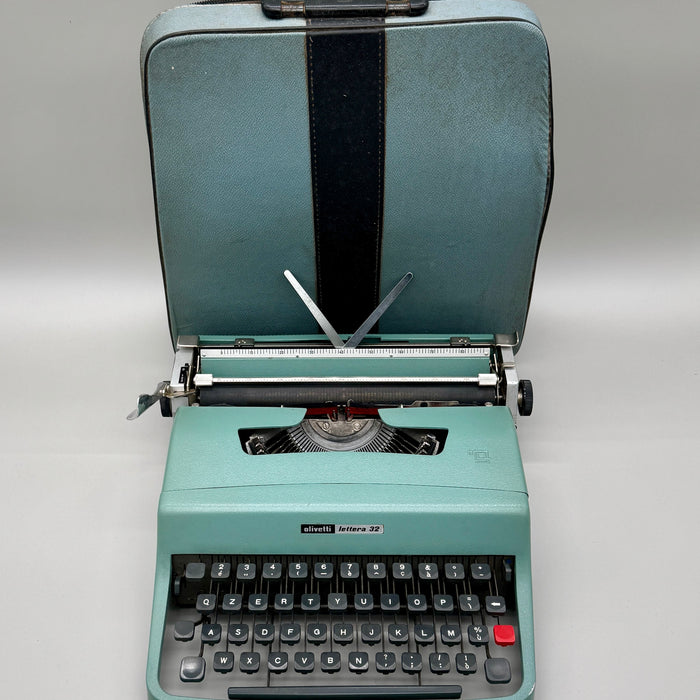 Olivetti Lettera 32 verde acqua macchina scrivere con custodia 1960 ca