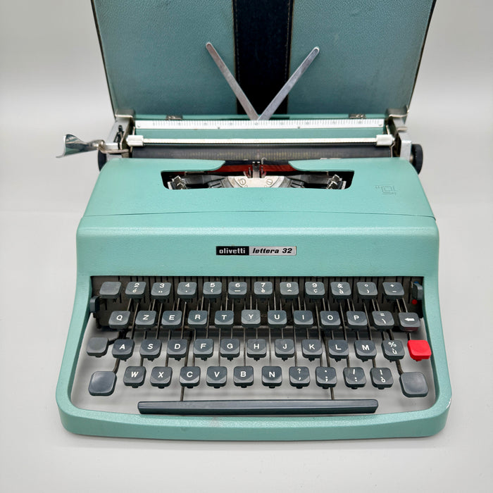 Olivetti Lettera 32 verde acqua macchina scrivere con custodia 1960 ca