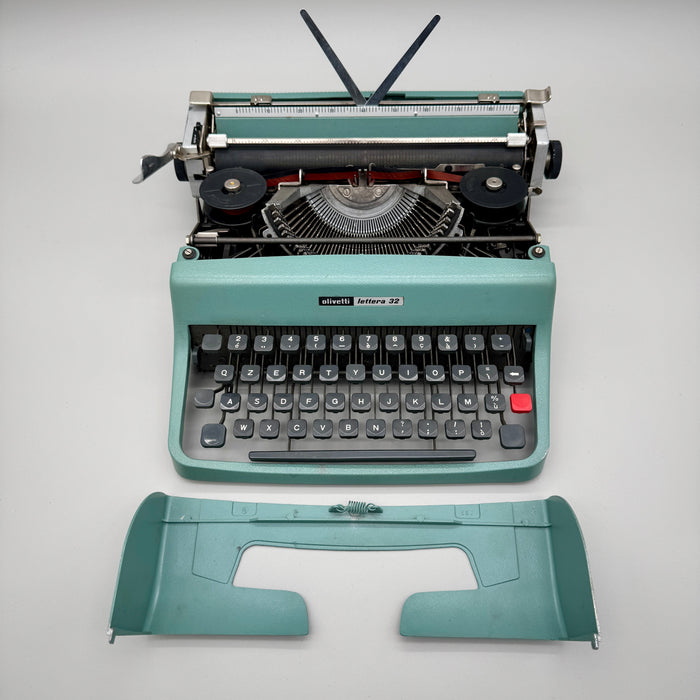 Olivetti Lettera 32 verde acqua macchina scrivere con custodia 1960 ca