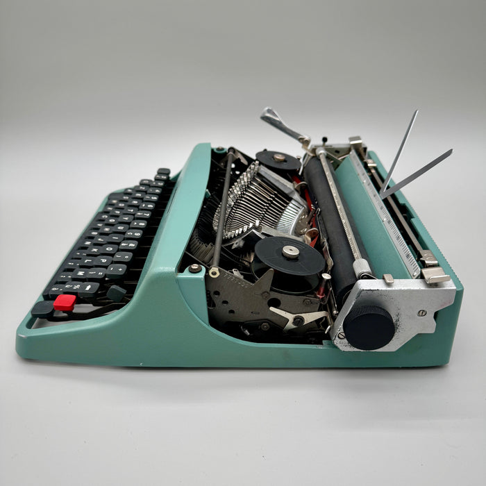 Olivetti Lettera 32 verde acqua macchina scrivere con custodia 1960 ca