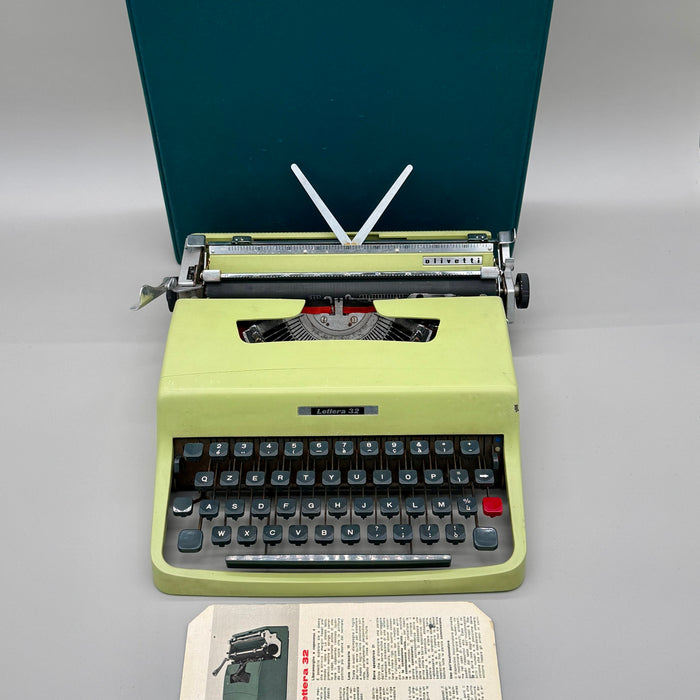 Olivetti Lettera 32 verde lime macchina scrivere con custodia 1960 ca