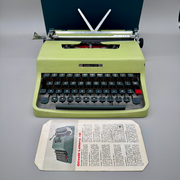 Olivetti Lettera 32 verde lime macchina scrivere con custodia 1960 ca