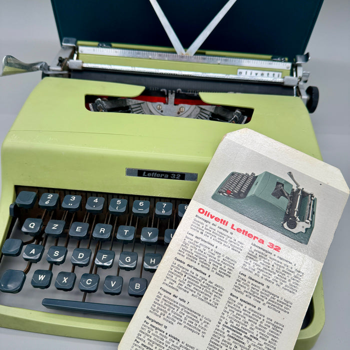 Olivetti Lettera 32 verde lime macchina scrivere con custodia 1960 ca